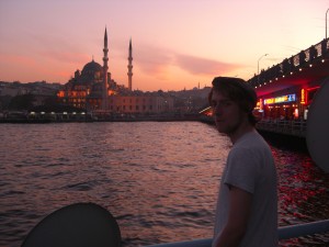 Daemmerung an der Galata Bridge