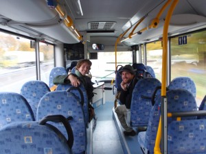 Im Schulbus auf der Autobahn